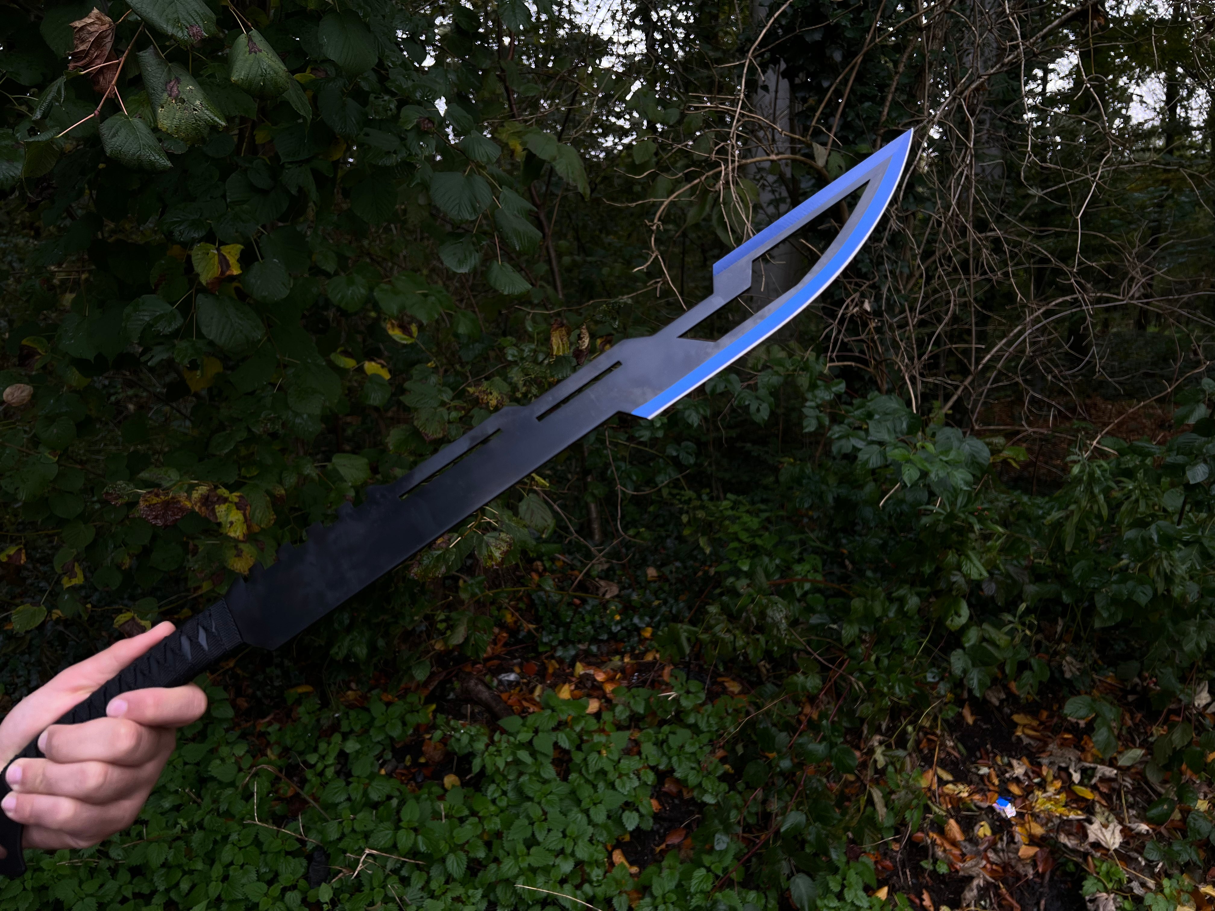 Kampfschwert "Azure Blade" – Traditionelles Rückenschwert mit Blau-Schwarz Beschichtung und Rückentragegurt