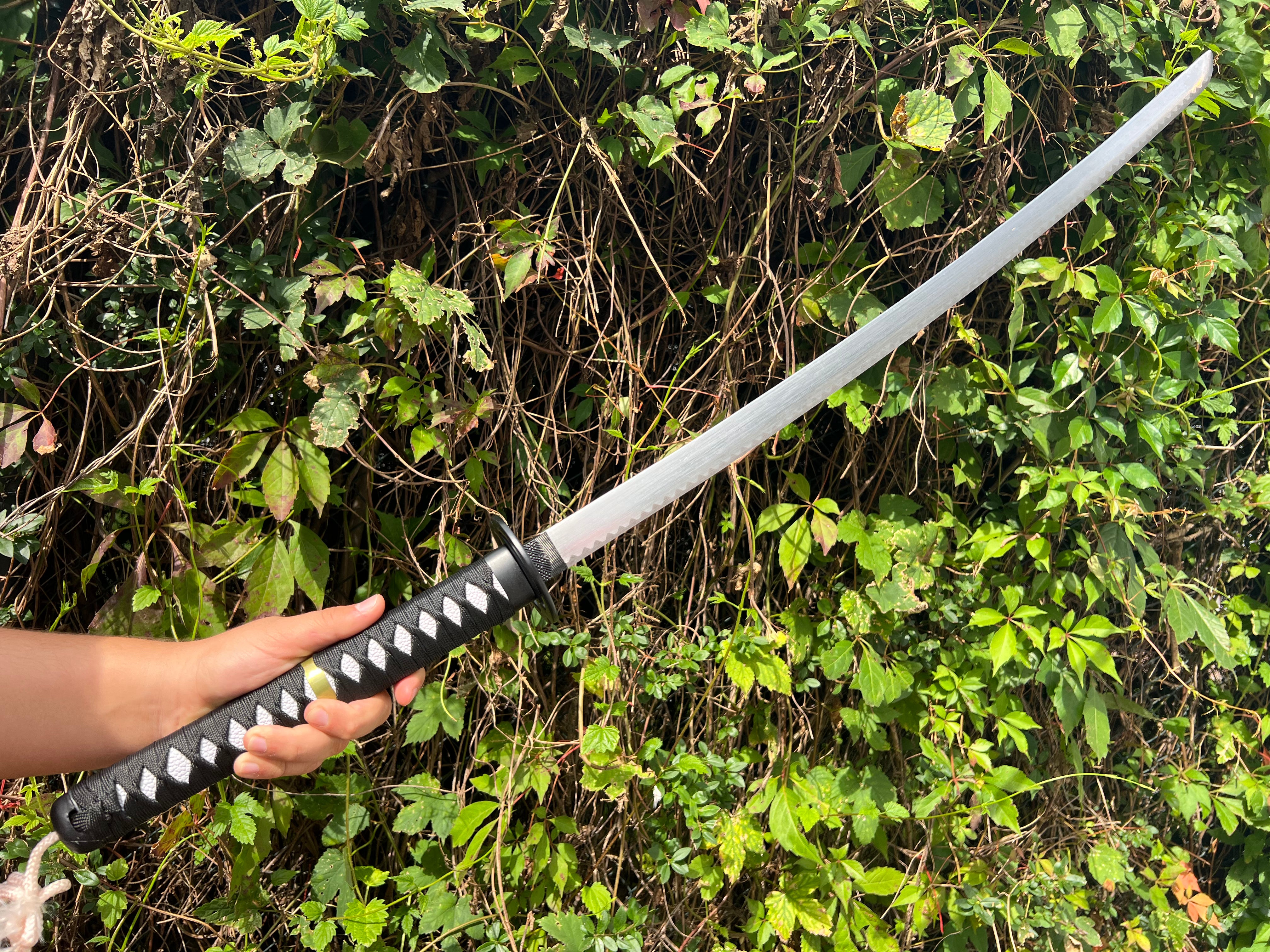 Dekorative Katana mit Carbonstahlklinge - Meisterwerk der Ästhetik