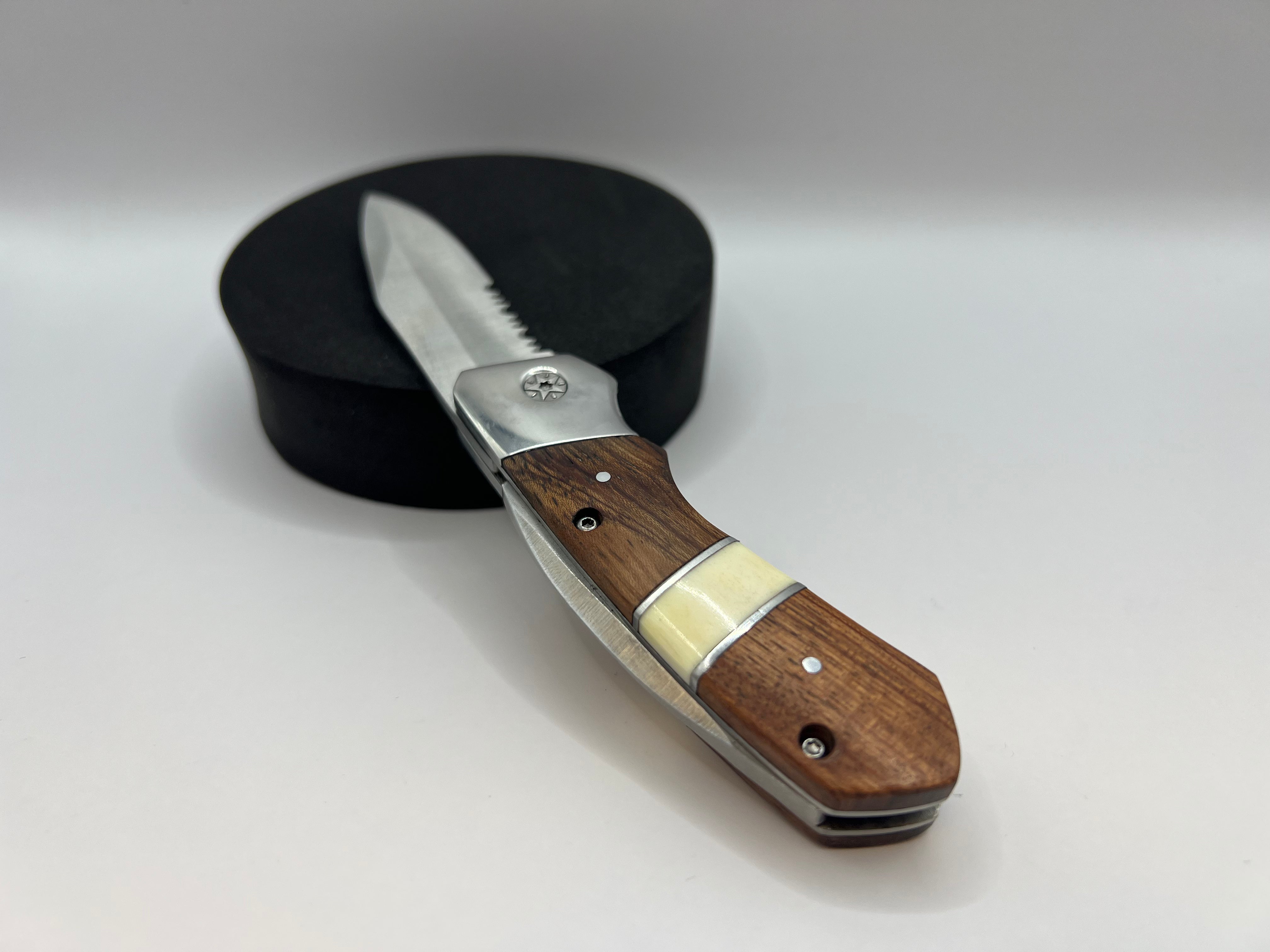Klappbares Taschenmesser mit Holzgriff