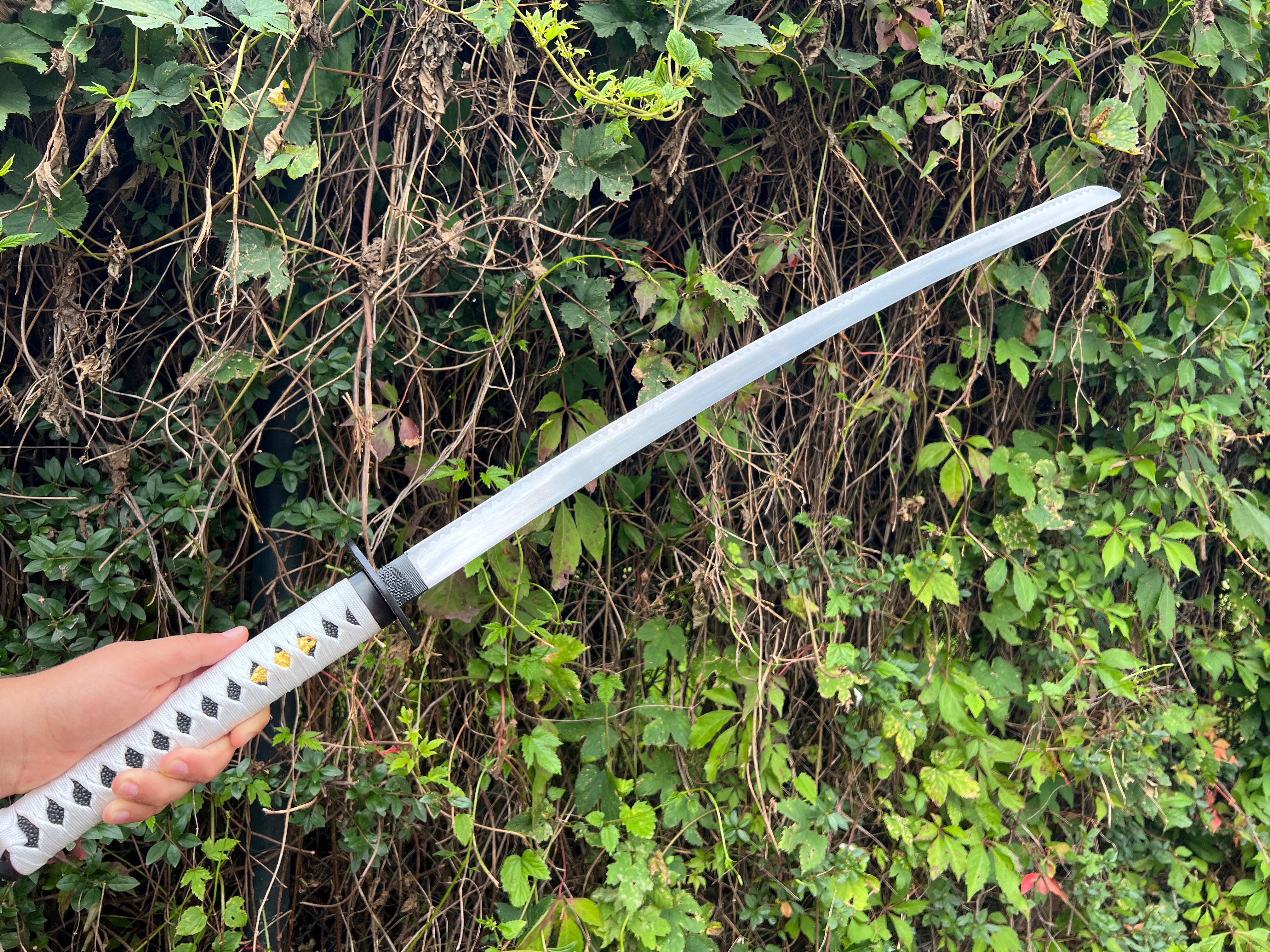 Katana mit Weißer Scheide - Eleganz und Stil in einem Schwert