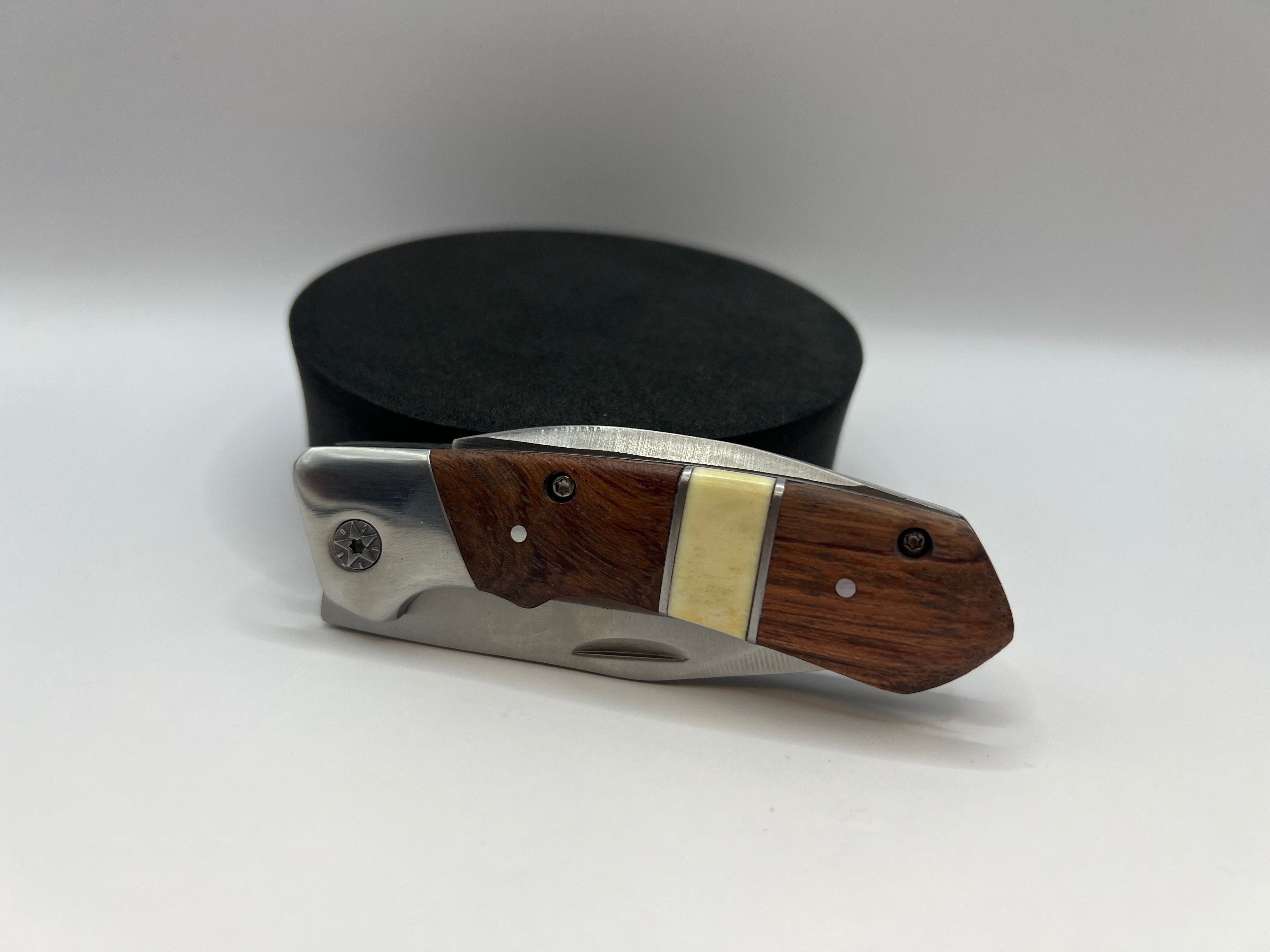 Klappbares Taschenmesser mit Holzgriff