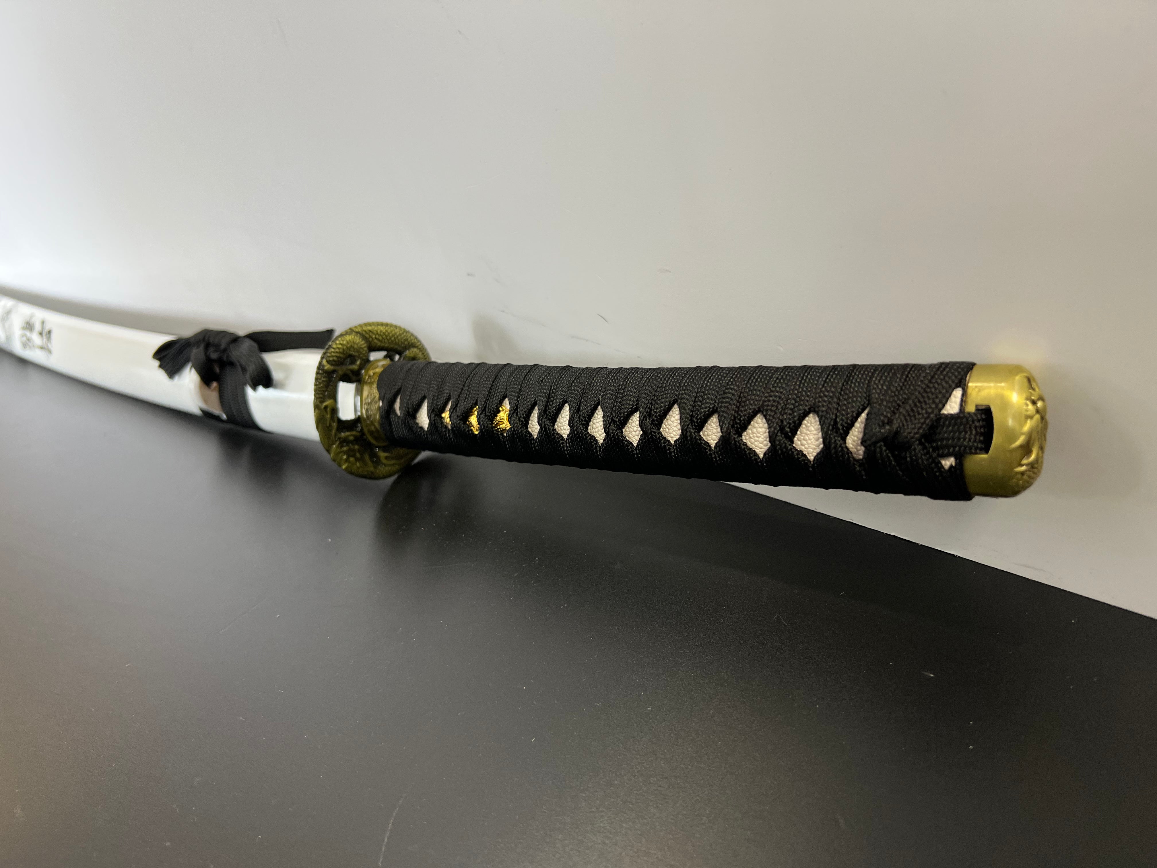 Katana mit Drachenmuster