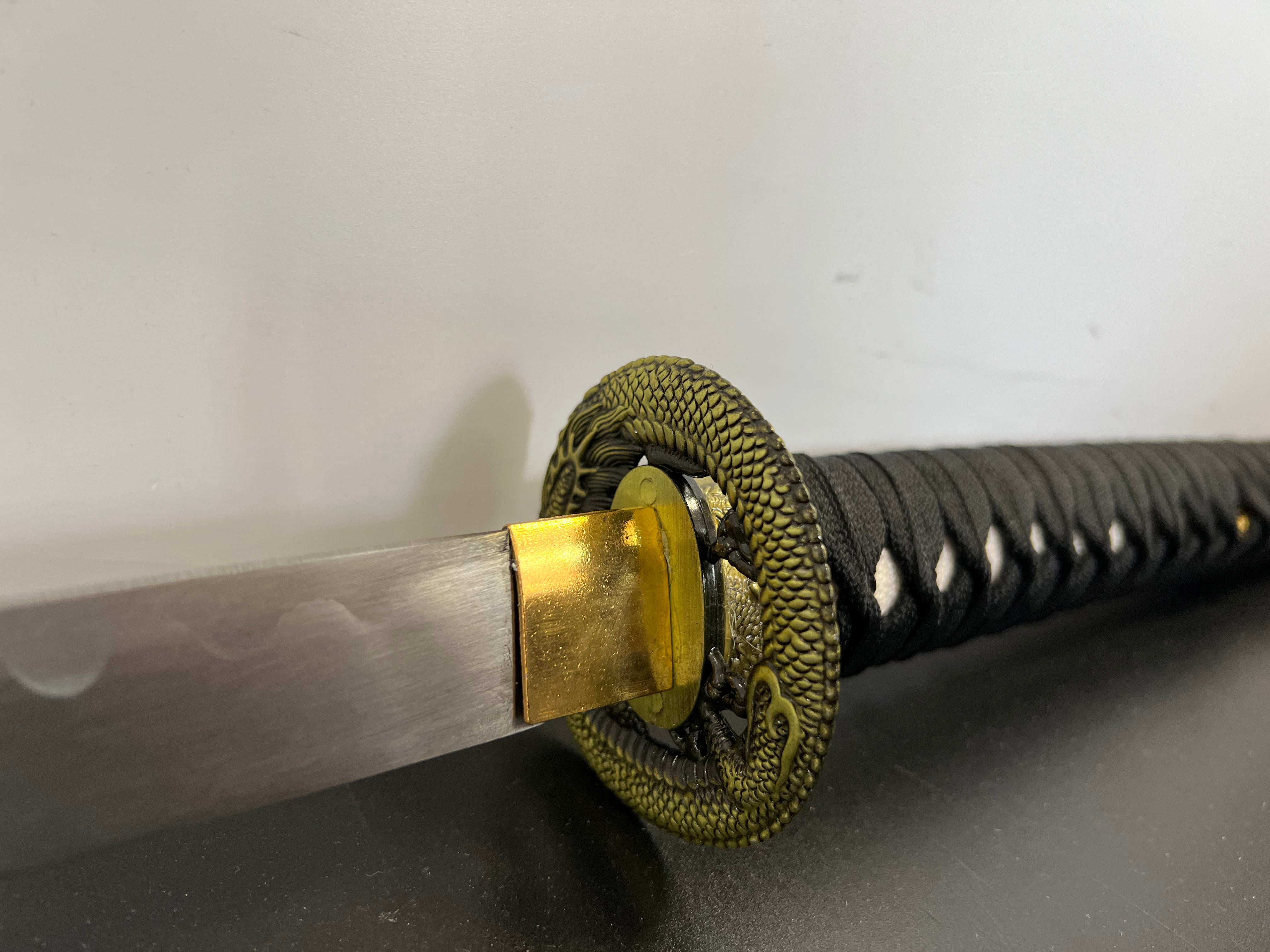 Katana mit Drachenmuster