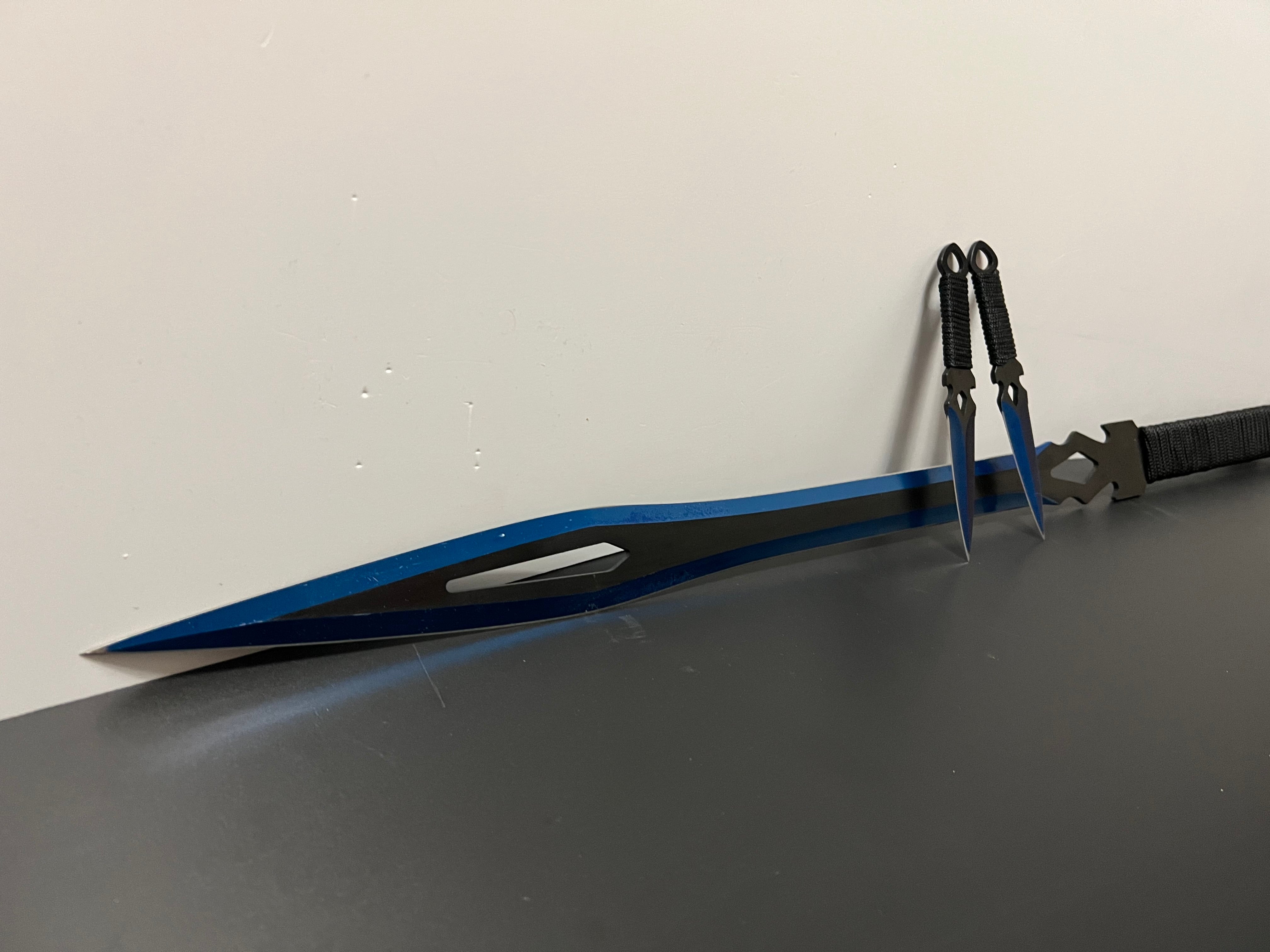 Blaues Rückenschwert mit 2 Wurfmessern