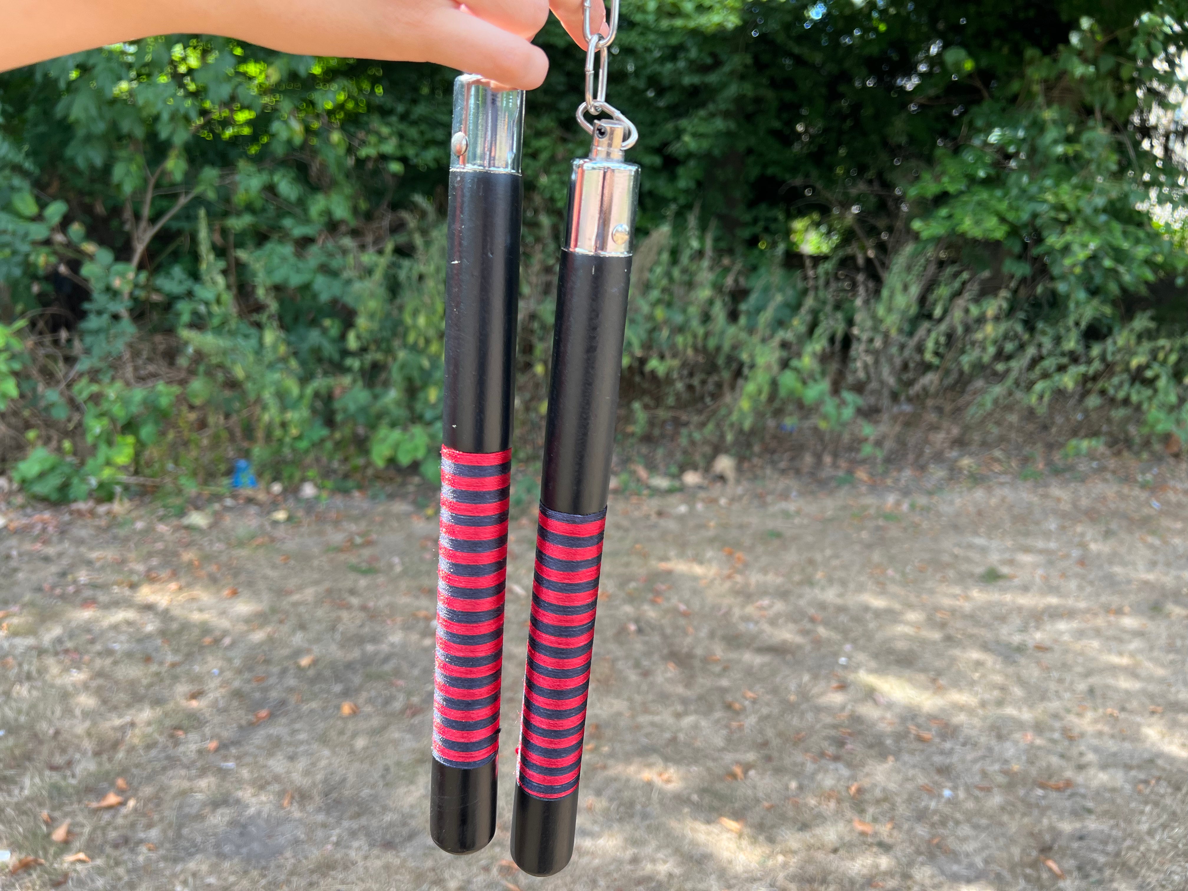 Nunchakus mit roten Streifen
