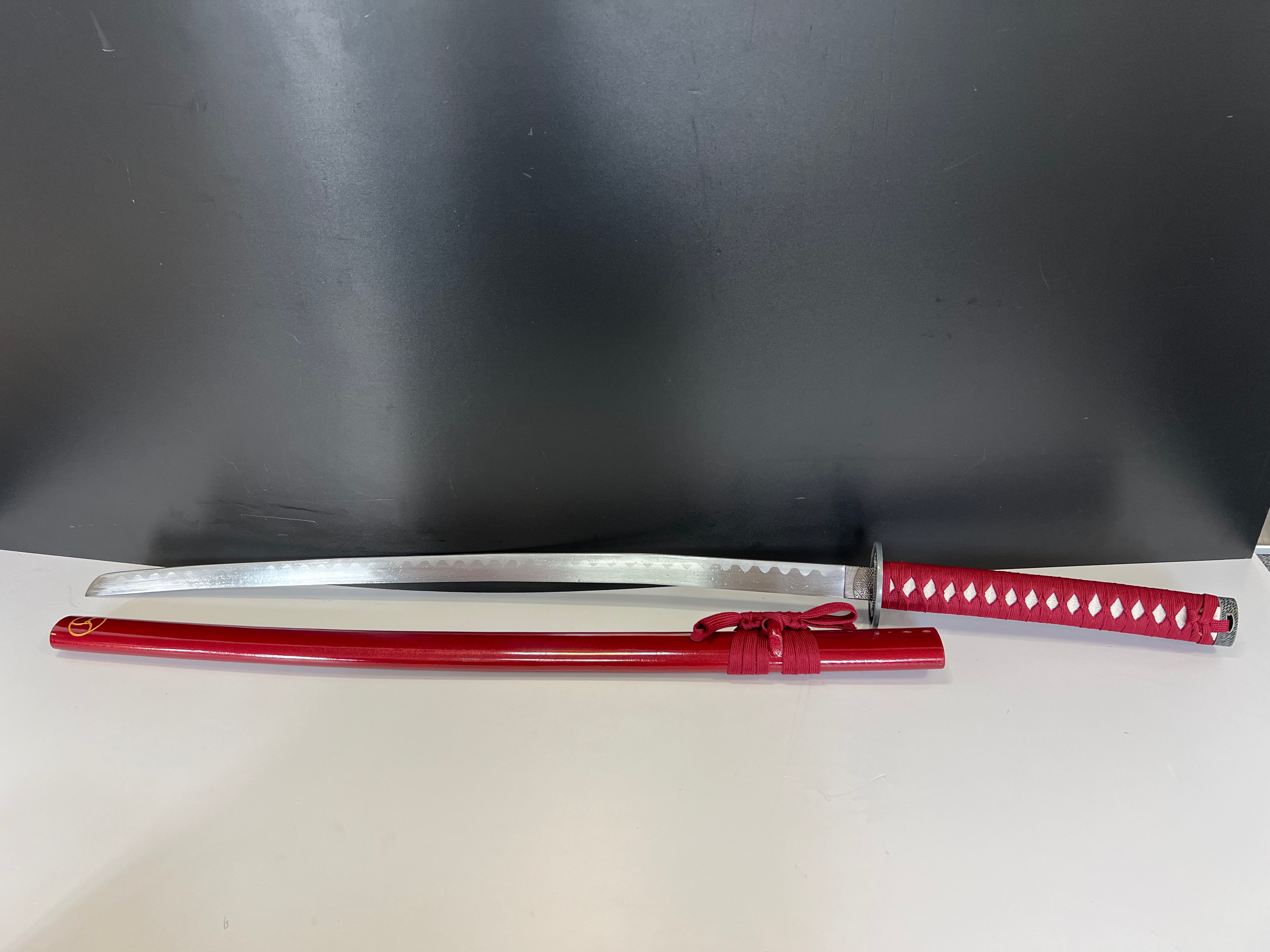 Katana in rot mit dem Himmelssiegel (Tomoe)