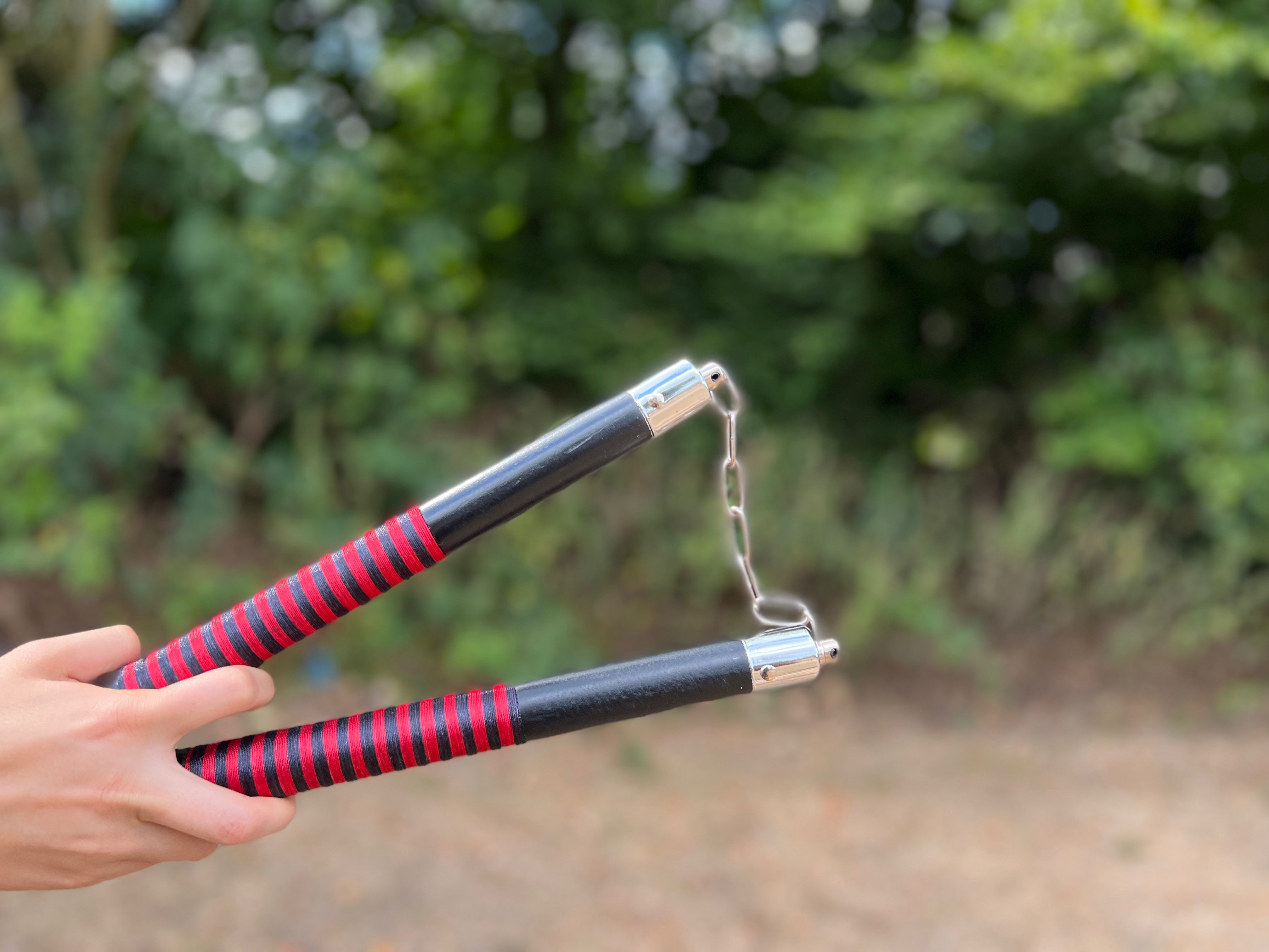 Nunchakus mit roten Streifen